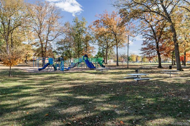 591 Parkside Way 16, Ferndale, MI 48220