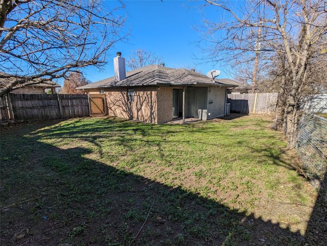 212 Lanham Court, White Settlement, TX 76108