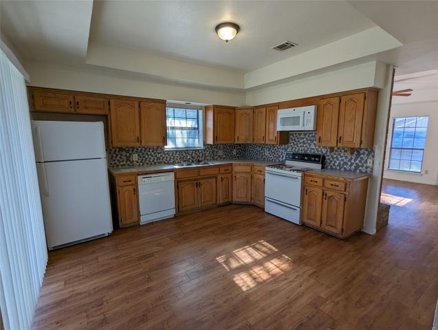 212 Lanham Court, White Settlement, TX 76108