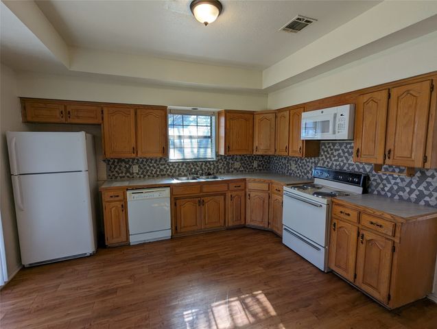 212 Lanham Court, White Settlement, TX 76108