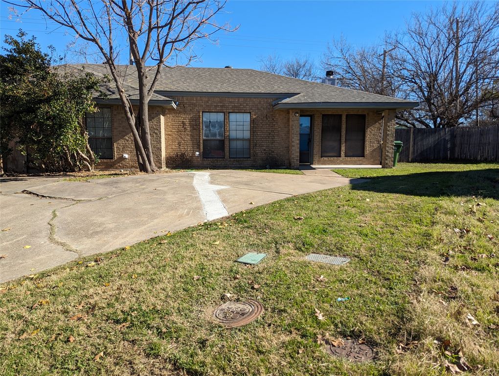 212 Lanham Court, White Settlement, TX 76108