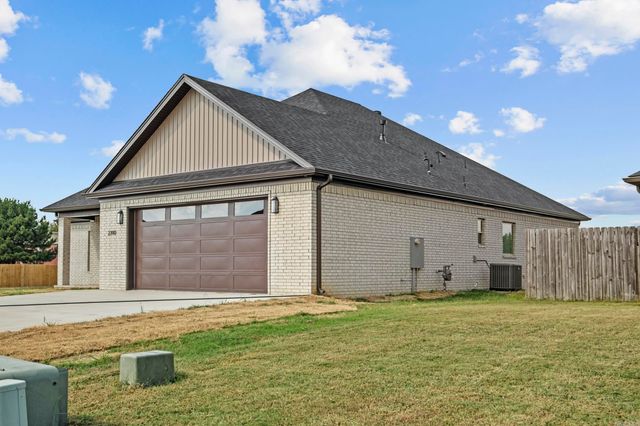 2390 Lakewood Circle, Cabot, AR 72023
