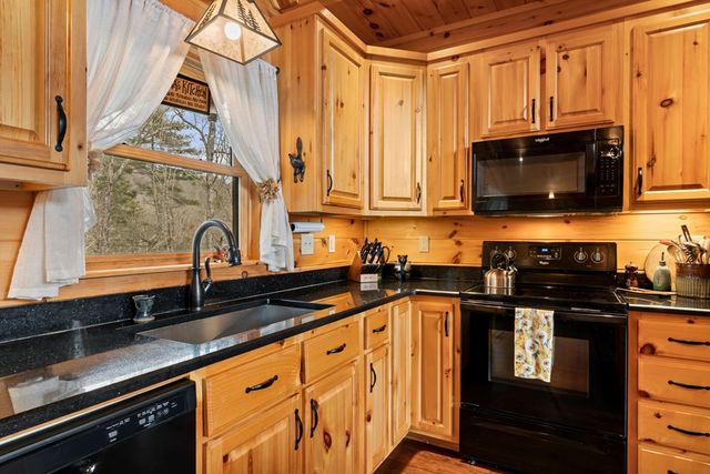 197 Cashes Valley Overlook, Cherry Log, GA 30522