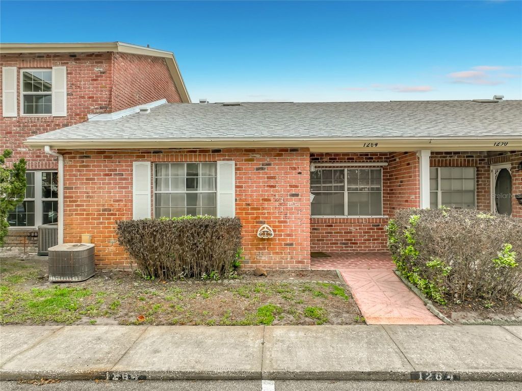 Image 2 of property listing at 1264 VILLAGE WAY, Orlando, FL 32807