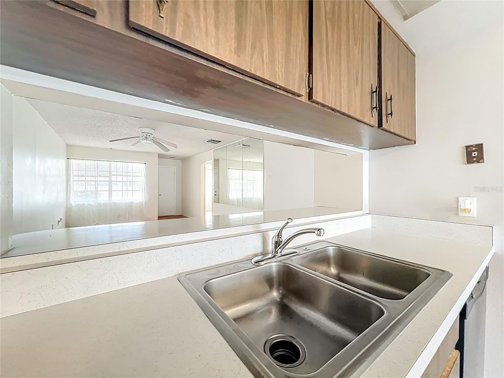 Image 12 of property listing at 1264 VILLAGE WAY, Orlando, FL 32807