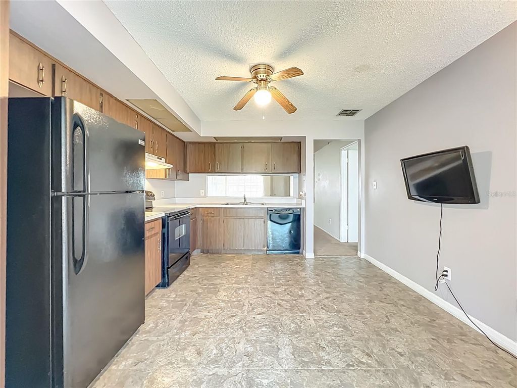 Image 13 of property listing at 1264 VILLAGE WAY, Orlando, FL 32807