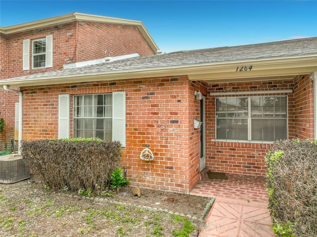 Image 3 of property listing at 1264 VILLAGE WAY, Orlando, FL 32807