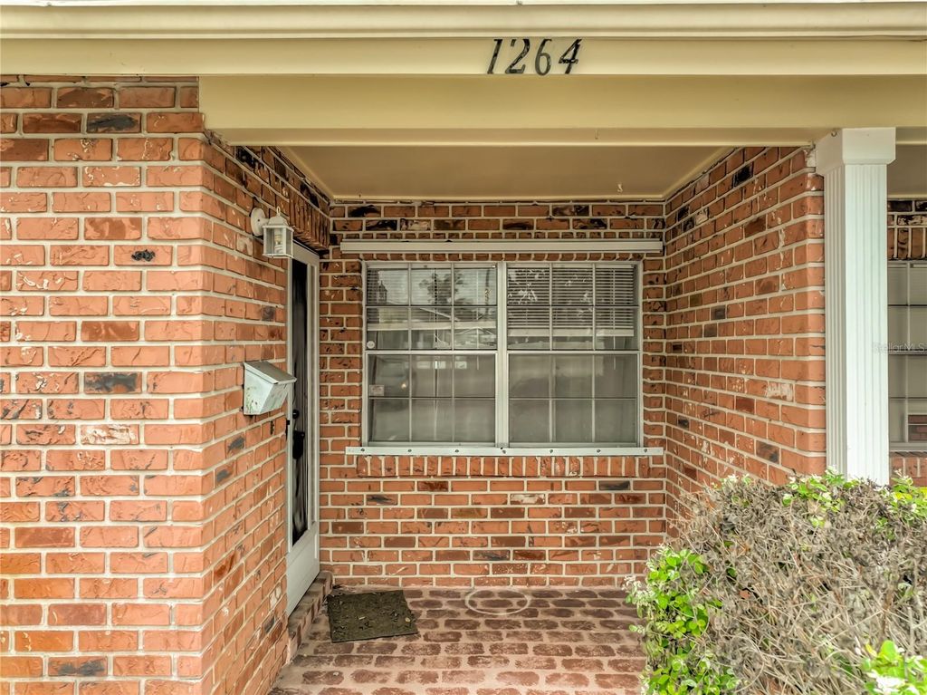 Image 4 of property listing at 1264 VILLAGE WAY, Orlando, FL 32807
