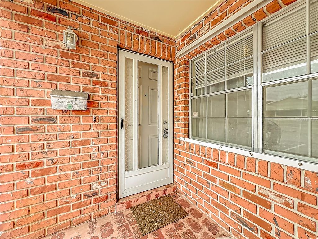 Image 5 of property listing at 1264 VILLAGE WAY, Orlando, FL 32807