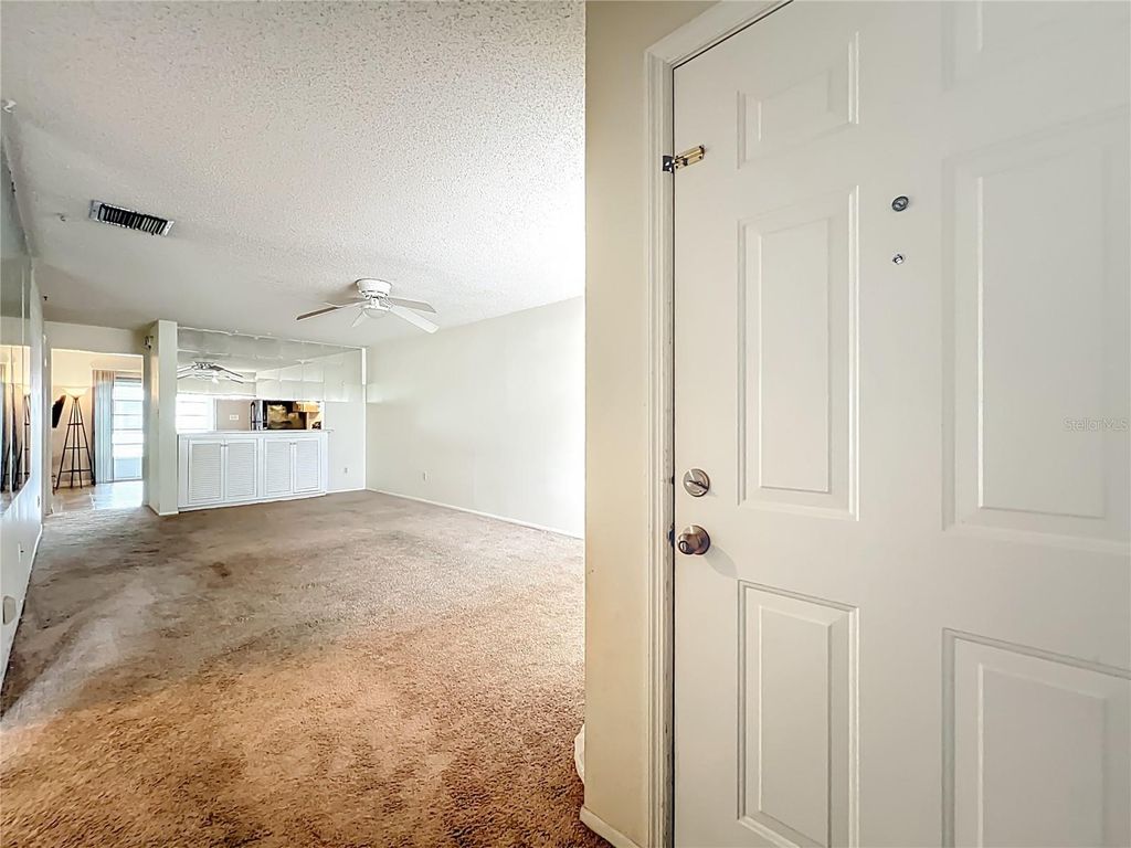Image 6 of property listing at 1264 VILLAGE WAY, Orlando, FL 32807