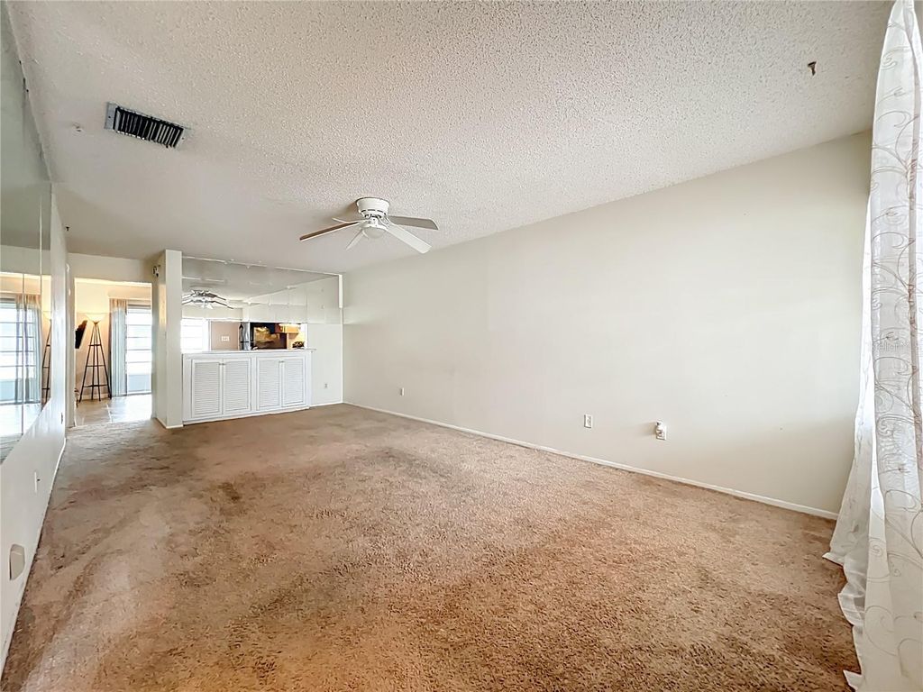 Image 7 of property listing at 1264 VILLAGE WAY, Orlando, FL 32807