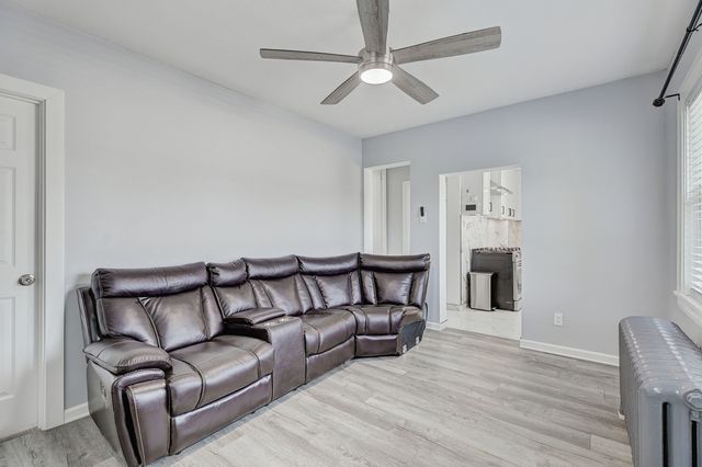 6 S Monterey Avenue A, Villa Park, IL 60181