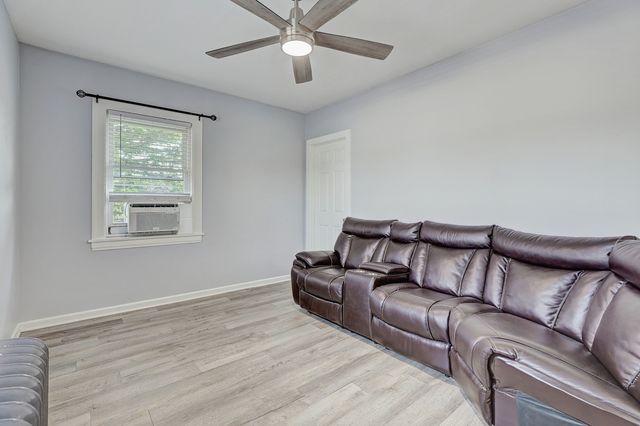 6 S Monterey Avenue A, Villa Park, IL 60181