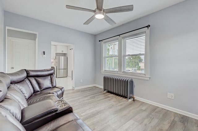6 S Monterey Avenue A, Villa Park, IL 60181