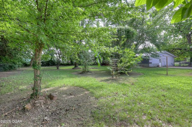 2022 W 4th Street, Joplin, MO 64801