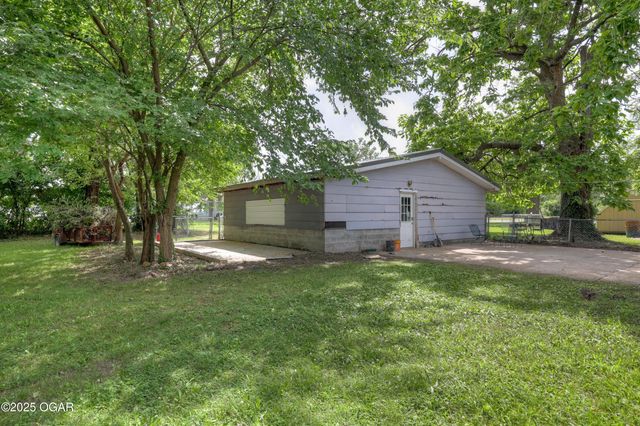 2022 W 4th Street, Joplin, MO 64801