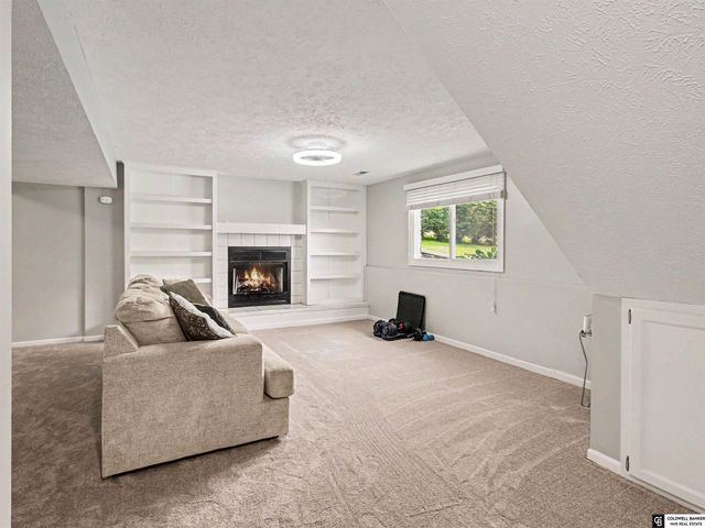 1017 Grenoble Drive, Bellevue, NE 68123