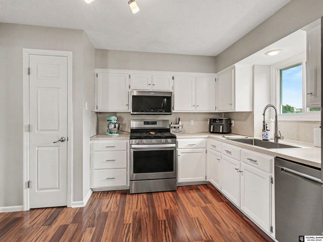 1017 Grenoble Drive, Bellevue, NE 68123