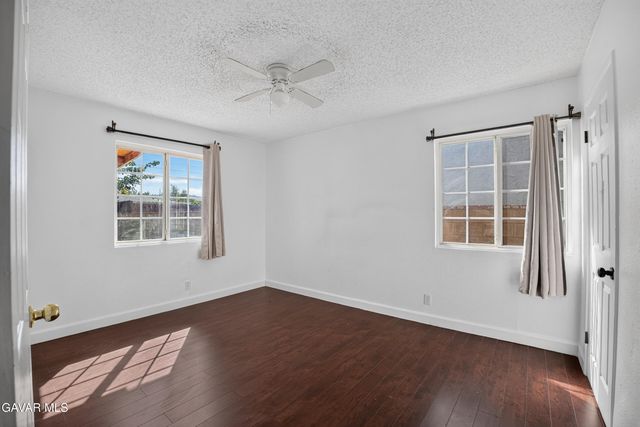 1302 E Ave R-2, Palmdale, CA 93550