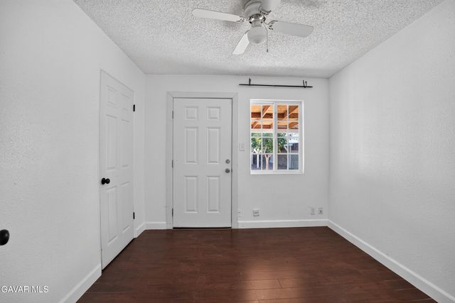 1302 E Ave R-2, Palmdale, CA 93550