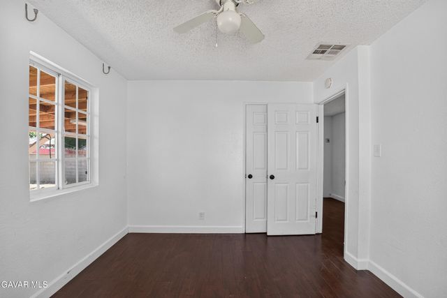 1302 E Ave R-2, Palmdale, CA 93550