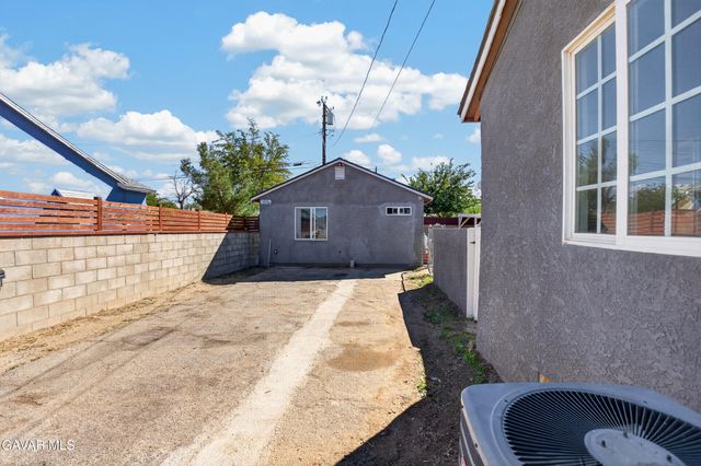 1302 E Ave R-2, Palmdale, CA 93550