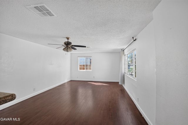 1302 E Ave R-2, Palmdale, CA 93550