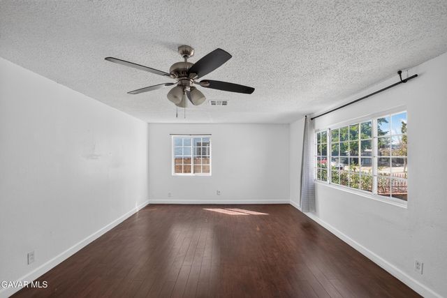 1302 E Ave R-2, Palmdale, CA 93550