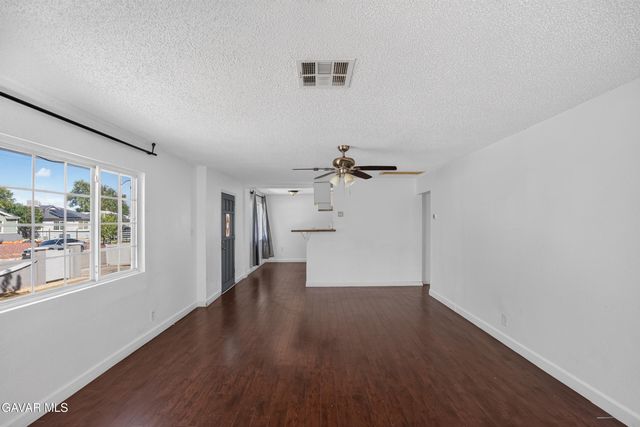1302 E Ave R-2, Palmdale, CA 93550