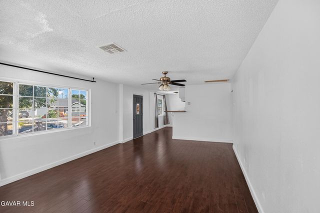 1302 E Ave R-2, Palmdale, CA 93550