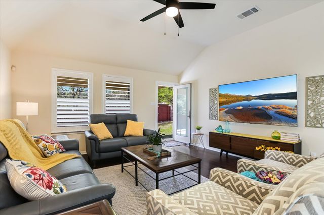 1813 Meandering Meadows DR, Pflugerville, TX 78660