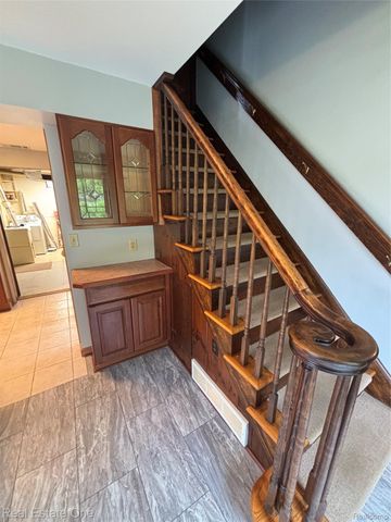 109 W Kennett Road, Pontiac, MI 48340