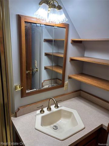 109 W Kennett Road, Pontiac, MI 48340