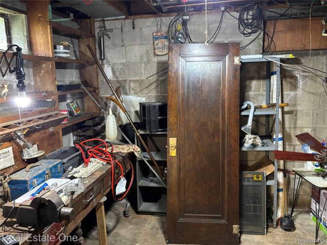 109 W Kennett Road, Pontiac, MI 48340