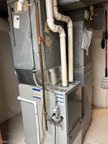 109 W Kennett Road, Pontiac, MI 48340