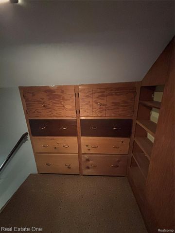 109 W Kennett Road, Pontiac, MI 48340