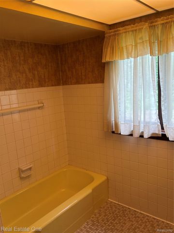 109 W Kennett Road, Pontiac, MI 48340