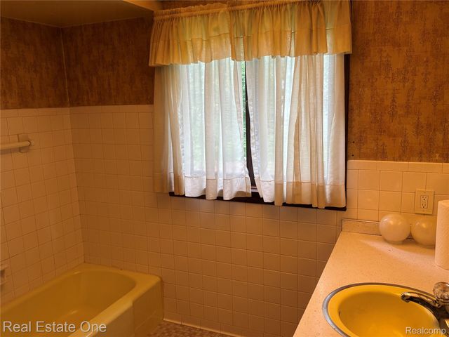 109 W Kennett Road, Pontiac, MI 48340