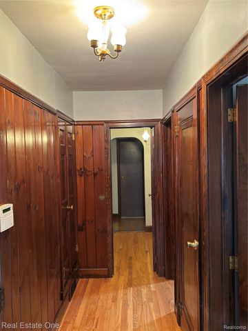 109 W Kennett Road, Pontiac, MI 48340