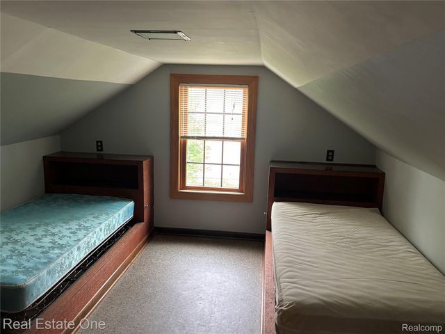 109 W Kennett Road, Pontiac, MI 48340