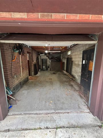 109 W Kennett Road, Pontiac, MI 48340