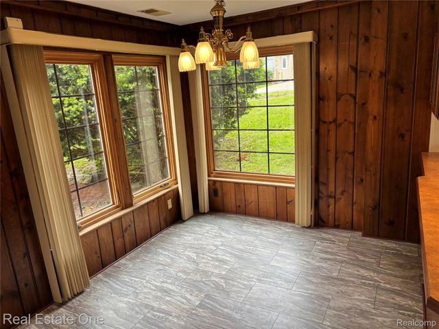 109 W Kennett Road, Pontiac, MI 48340