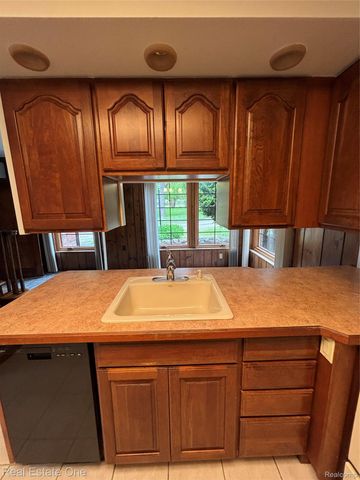 109 W Kennett Road, Pontiac, MI 48340