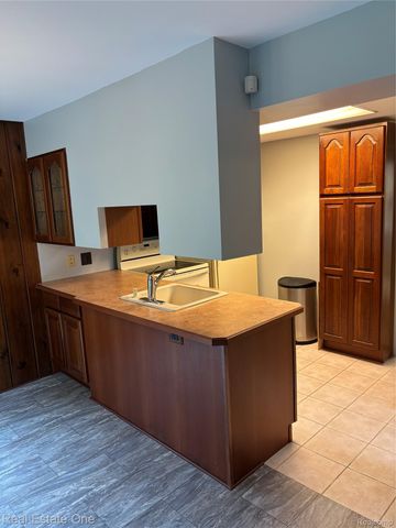 109 W Kennett Road, Pontiac, MI 48340