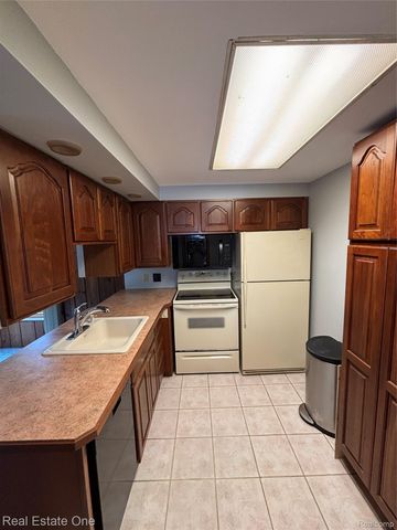 109 W Kennett Road, Pontiac, MI 48340