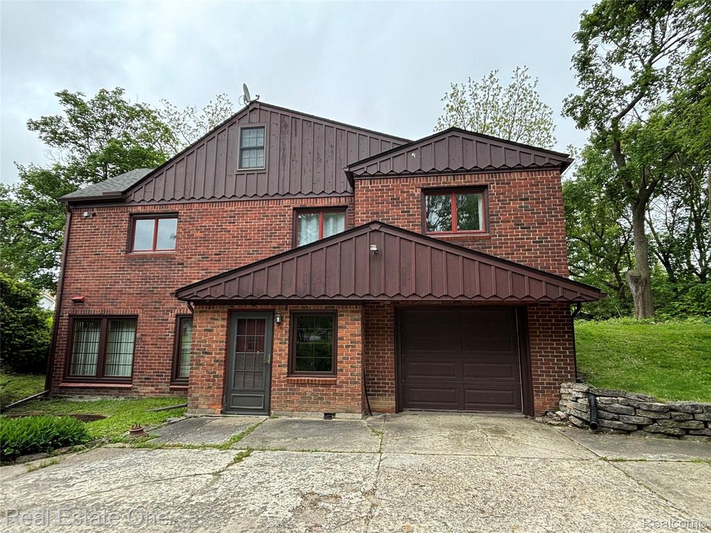 109 W Kennett Road, Pontiac, MI 48340