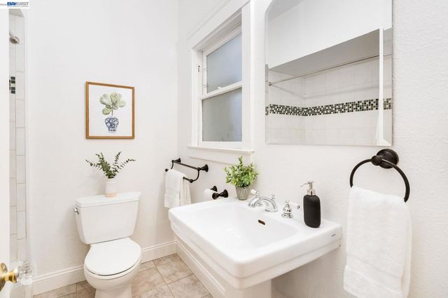 3746 Park Boulevard Way B, Oakland, CA 94610