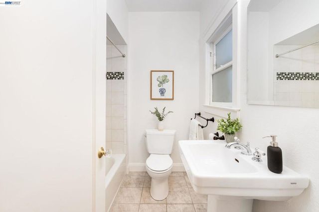 3746 Park Boulevard Way B, Oakland, CA 94610