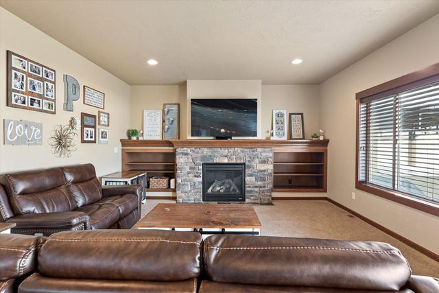 17709 E Daystar Rd, Greenacres, WA 99016