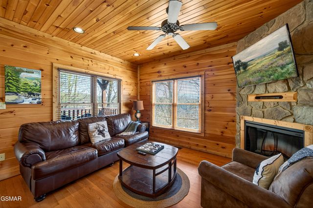 922 Parkview Point Way, Gatlinburg, TN 37738